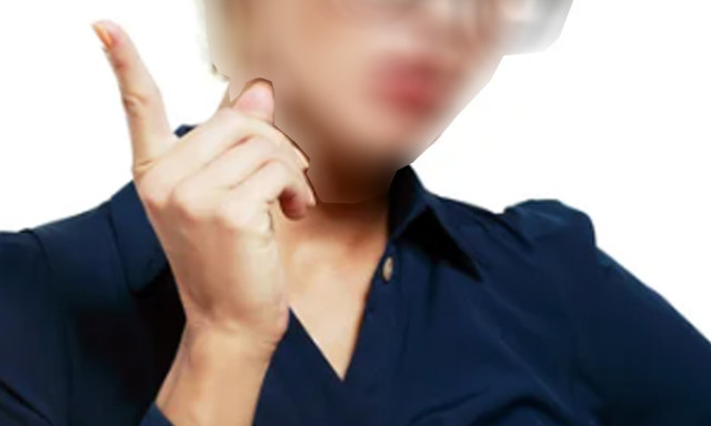 Megunta hogy l&aacute;ny&aacute;t sanyargatja az egyik oszt&aacute;lyt&aacute;rsa, k&eacute;z-&eacute;s l&aacute;bt&ouml;r&eacute;ssel fenyegette meg a fi&uacute;t