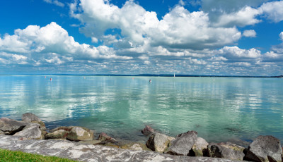 Ny&aacute;ri meleggel indul az ősz első h&eacute;tv&eacute;g&eacute;je