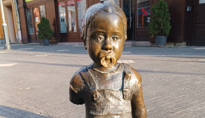 &Uacute;jra megs&eacute;r&uuml;lt a kaposv&aacute;ri &bdquo;biciklis kisl&aacute;ny&rdquo; szobor &ndash; de gyorsan előker&uuml;lt a let&ouml;rt darab