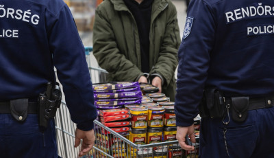 57 t&aacute;bla csokival t&aacute;vozott a 15 &eacute;ves kapos&uacute;jlaki tolvaj egy kaposv&aacute;ri boltb&oacute;l
