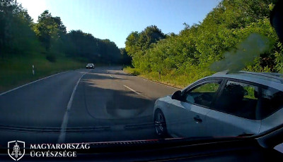 &bdquo;Meg akarta leck&eacute;ztetni&rdquo; az aut&oacute;st a 67-esen &ndash; a csal&aacute;dj&aacute;val a kocsiban v&aacute;gott be el&eacute;, majdnem front&aacute;lis &uuml;tk&ouml;z&eacute;s lett a v&eacute;ge