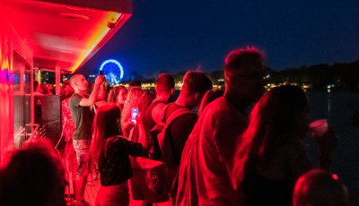 Tűzij&aacute;t&eacute;kn&eacute;ző haj&oacute;k indulnak a Balaton k&ouml;r&uuml;l