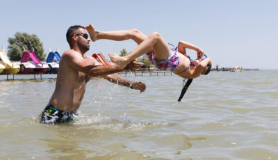 Akaratty&aacute;n 700 forintot emelkedtek az &aacute;rak - Durv&aacute;n megugrottak a balatoni strandbel&eacute;pők &aacute;rai