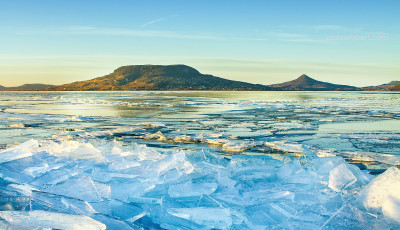 &Iacute;gy zen&eacute;l a jeges Balaton &ndash; VIDE&Oacute;