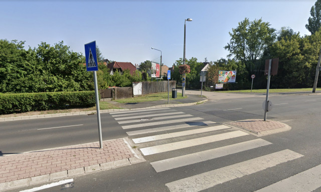 El&uuml;t&ouml;ttek a zebr&aacute;n egy gyalogost, r&aacute;n&eacute;ztek, majd otthagyt&aacute;k