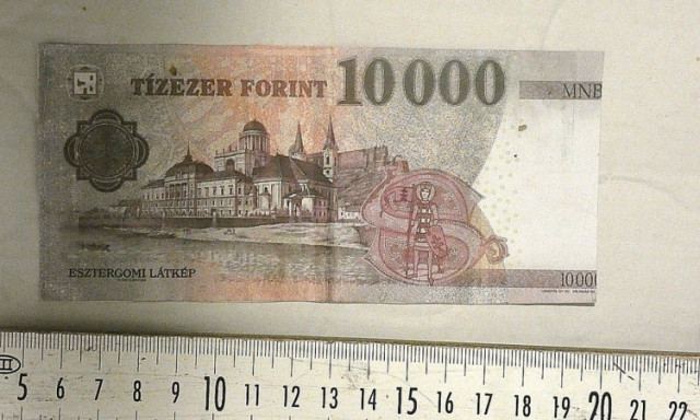 Hamis 10 ezreseket gy&aacute;rtottak a kaposv&aacute;ri p&eacute;nzhamis&iacute;t&oacute;k