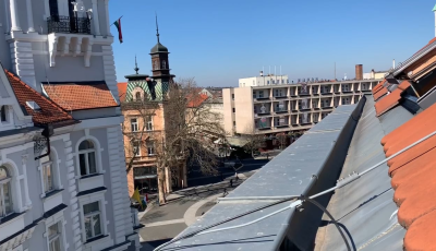 A Con Te Partiro zengte be d&eacute;lelőtt a kihalt Kossuth teret