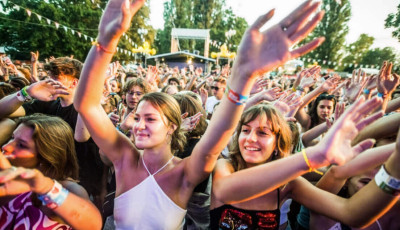 Indul a ny&aacute;r egyik utols&oacute; fesztiv&aacute;lja - Zam&aacute;rdiban rajtol a Strand Fesztiv&aacute;l