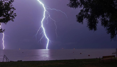 Ork&aacute;n erejű sz&eacute;l tombolt a Balaton k&ouml;zep&eacute;n - 131 km/&oacute;r&aacute;s sz&eacute;ll&ouml;k&eacute;s volt