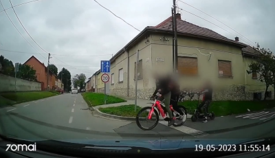 Tal&aacute;l&eacute;kony csajok - Ketten egy bicajon, pulcsival vontatott rollerrel a Vir&aacute;g utc&aacute;ban - VIDE&Oacute;