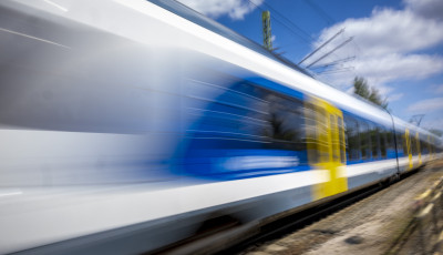 Zal&aacute;ban kiugrott egy fi&uacute; a 100-zal robog&oacute; vonat ablak&aacute;n