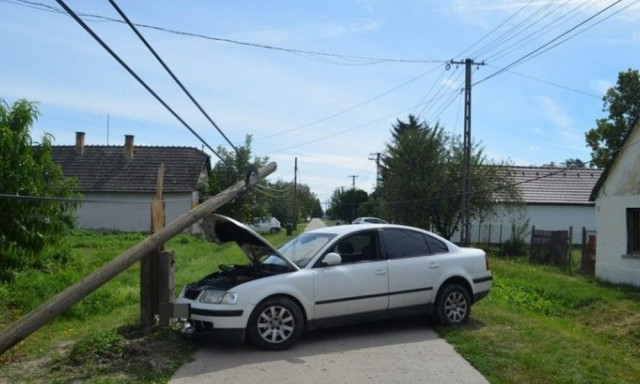 R&eacute;szegen hajtott neki a villanyoszlopnak, az eg&eacute;sz telep&uuml;l&eacute;sen elment az &aacute;ram