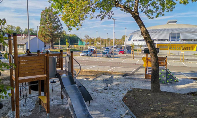 M&aacute;r csak a burkolat hi&aacute;nyzik &eacute;s elk&eacute;sz&uuml;l az Ar&eacute;n&aacute;n&aacute;l a j&aacute;tsz&oacute;t&eacute;r!