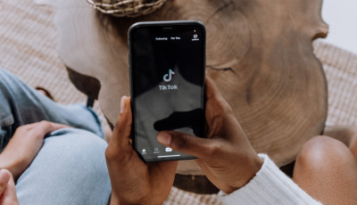 Szigor&iacute;t a TikTok, 18 &eacute;ves kor felett lehet csak &eacute;lő ad&aacute;st ind&iacute;tani majd