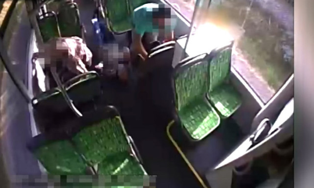 Egy kaposv&aacute;ri busz előtt b&uuml;ntetőf&eacute;kezett, egy idős h&ouml;lgy akkor&aacute;t esett miatta, hogy el&aacute;jult - VIDE&Oacute;