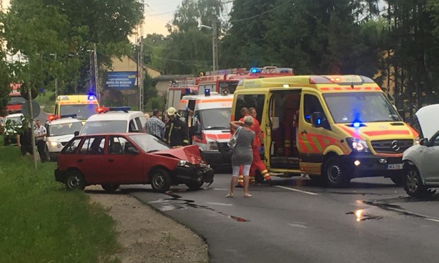 Front&aacute;lis karambol a Guba S&aacute;ndor utc&aacute;ban! - Teljes &uacute;tz&aacute;r, mentők, tűzolt&oacute;k a helysz&iacute;nen