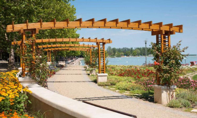 Balatonf&uuml;reden m&aacute;t&oacute;l korl&aacute;tozz&aacute;k a doh&aacute;nyz&aacute;st &eacute;s az alkoholfogyaszt&aacute;st