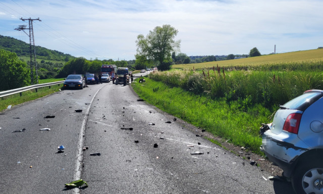 Hal&aacute;los baleset Tab hat&aacute;r&aacute;ban: egy aut&oacute; &eacute;s egy motor &uuml;tk&ouml;z&ouml;tt cs&uuml;t&ouml;rt&ouml;k&ouml;n