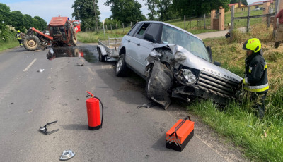 Szem&eacute;lyaut&oacute; &eacute;s egy mezőgazdas&aacute;gi vontat&oacute; karambolozott Kadark&uacute;tn&aacute;l