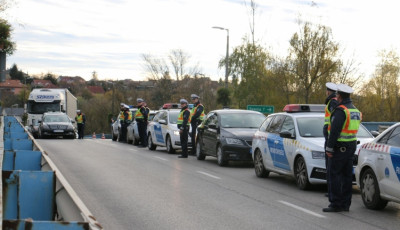 K&ouml;zleked&eacute;si razzia volt kedden Kaposv&aacute;ron - Civil aut&oacute;kat, dr&oacute;nt, finn m&oacute;dszert is bevetettek