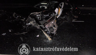 K&eacute;t aut&oacute; &uuml;tk&ouml;z&ouml;tt az M7-esen - Az egyik sofőr &eacute;let&eacute;t vesztette a balesetben