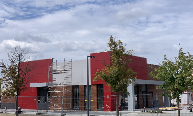 A falak m&aacute;r &aacute;llnak, a fest&eacute;k m&aacute;r sz&aacute;rad - Itt vannak a r&eacute;szletek a kaposv&aacute;ri KFC-ről