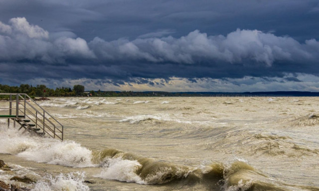 A Balaton billeg, a sz&eacute;l tombol -  Ma is viharos az időj&aacute;r&aacute;s a Dun&aacute;nt&uacute;lon